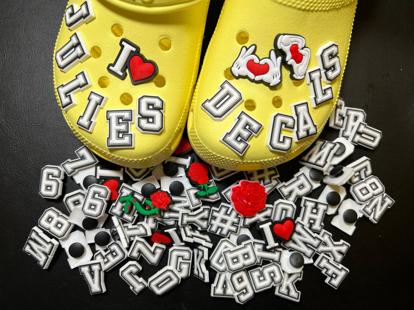 Encantos de zapatos con letras del alfabeto en blanco y negro Regalo del día de San Valentín de la mejor calidad para ella para él
