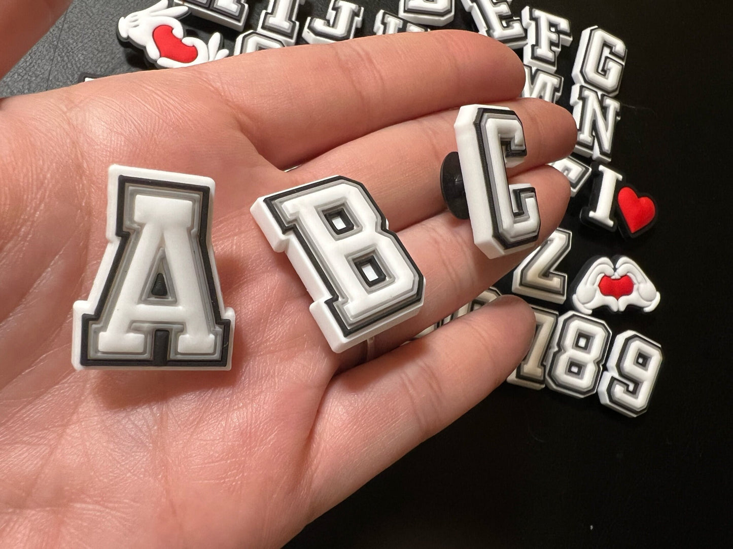 Encantos de zapatos con letras del alfabeto en blanco y negro Regalo del día de San Valentín de la mejor calidad para ella para él
