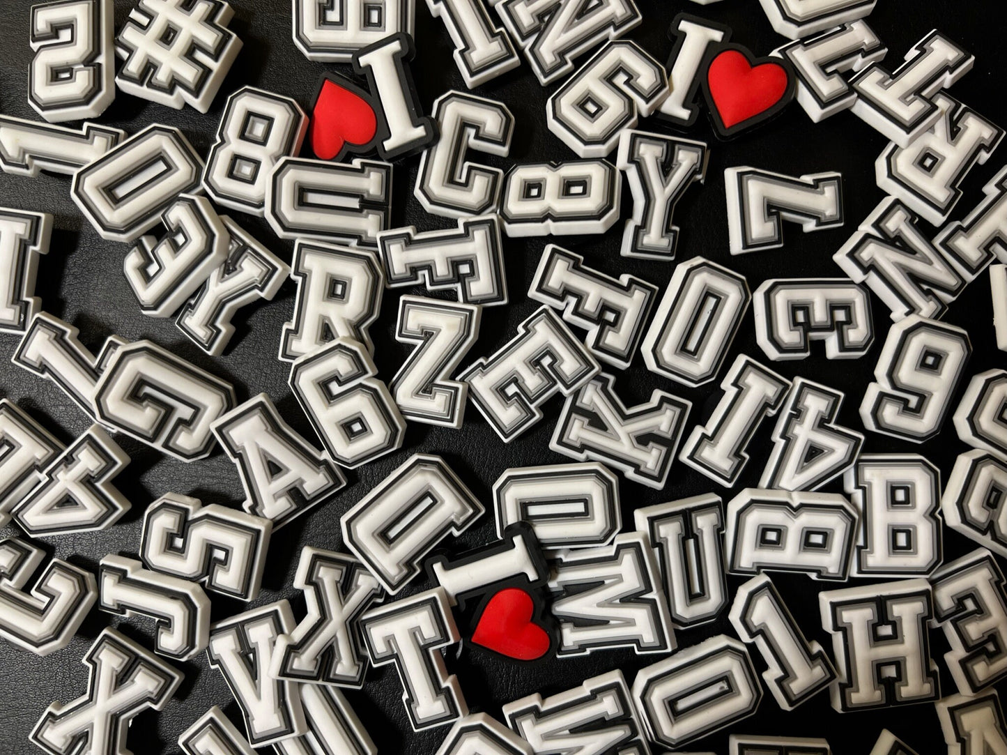 Encantos de zapatos con letras del alfabeto en blanco y negro Regalo del día de San Valentín de la mejor calidad para ella para él
