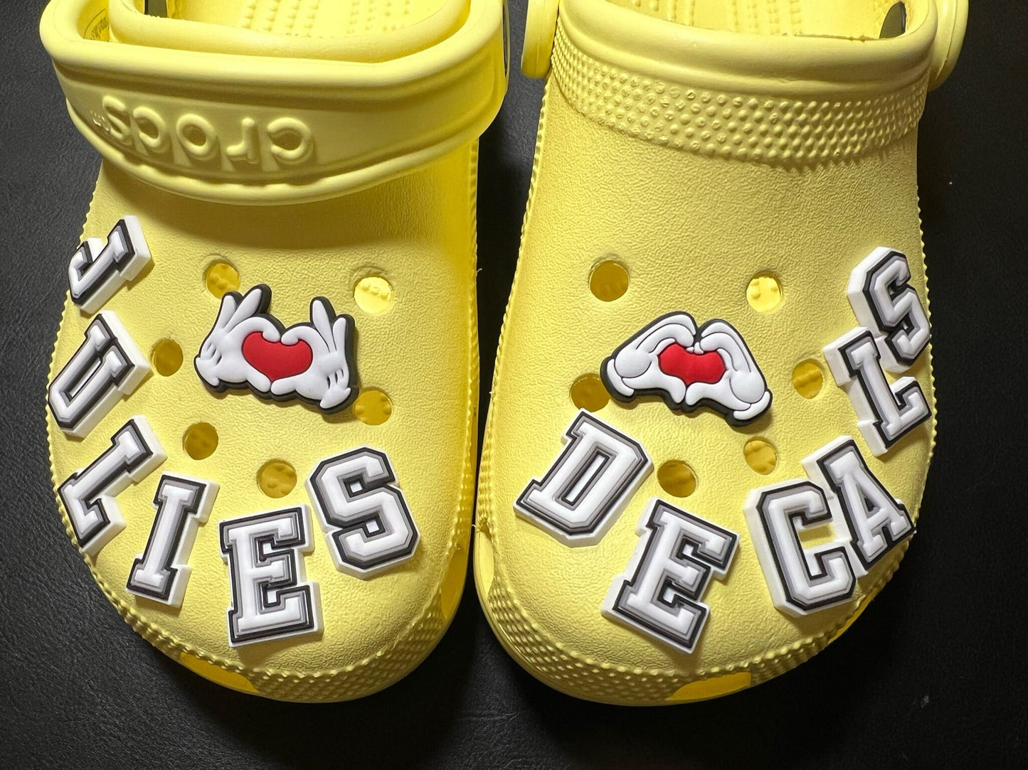 Encantos de zapatos con letras del alfabeto en blanco y negro Regalo del día de San Valentín de la mejor calidad para ella para él