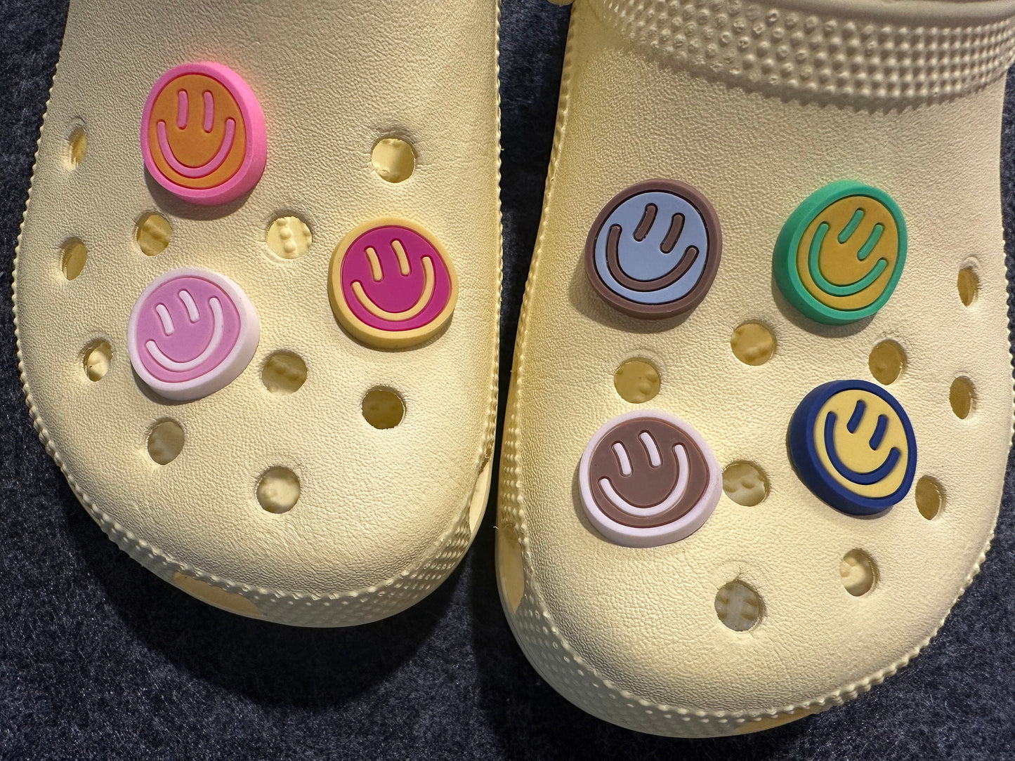 Visage souriant coloré UPUPUP Design thème breloques de chaussures meilleure qualité JuliesDecalDesign