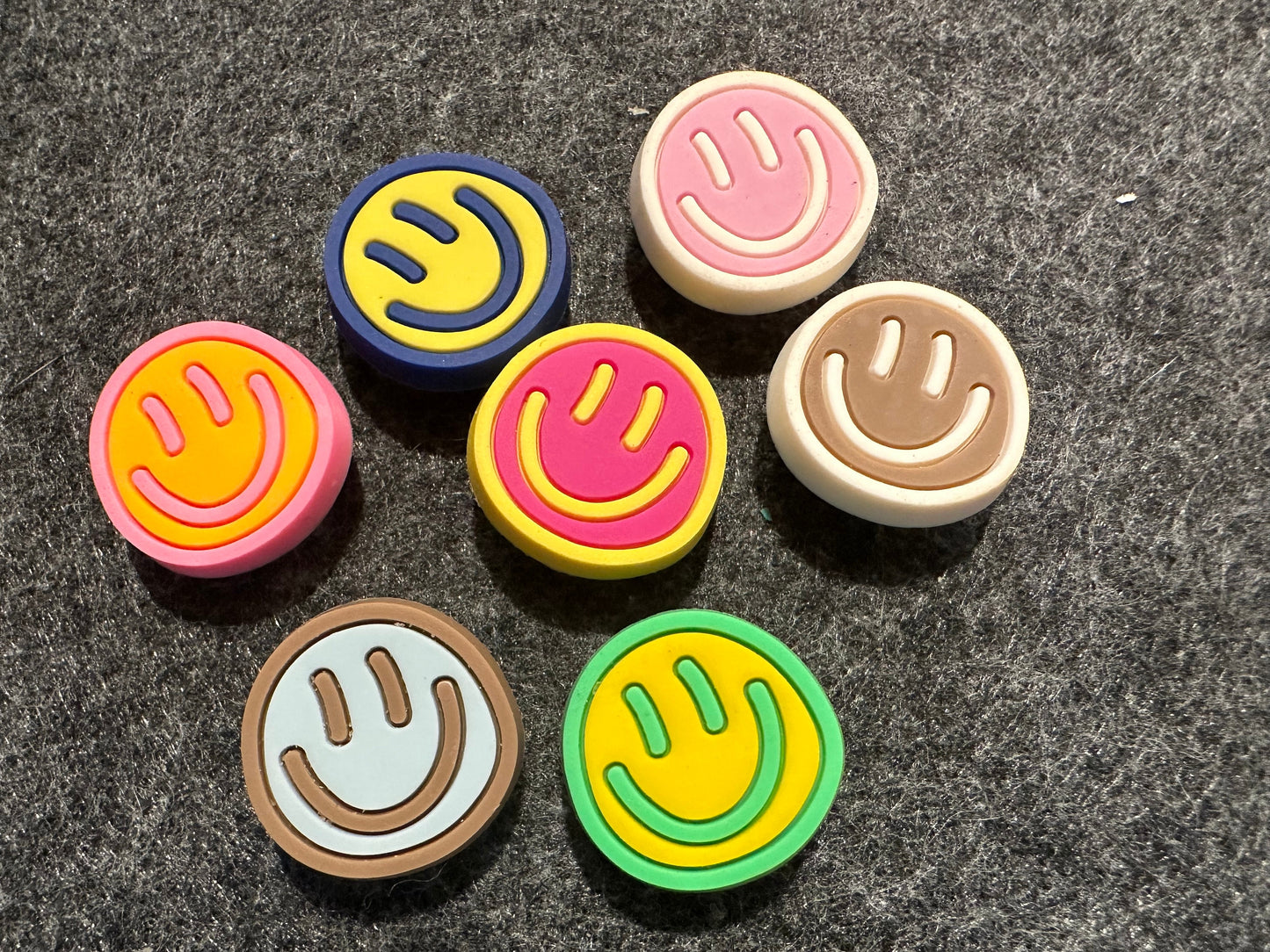 Visage souriant coloré UPUPUP Design thème breloques de chaussures meilleure qualité JuliesDecalDesign
