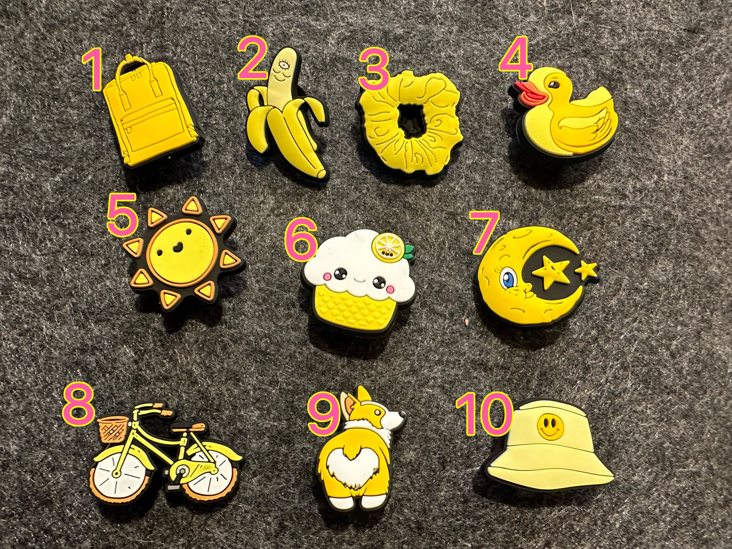 Ilumina el tema amarillo. Adornos para zapatos elegantes con cara sonriente y más.