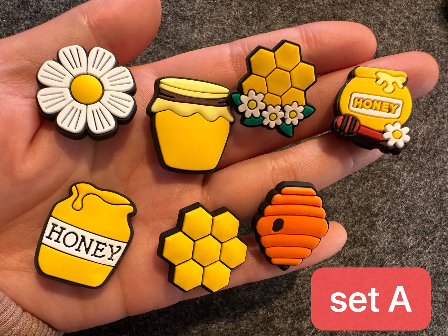 Honey Bee Happy Theme Les breloques pour chaussures fantaisie illuminent le visage souriant du soleil jaune et plus encore