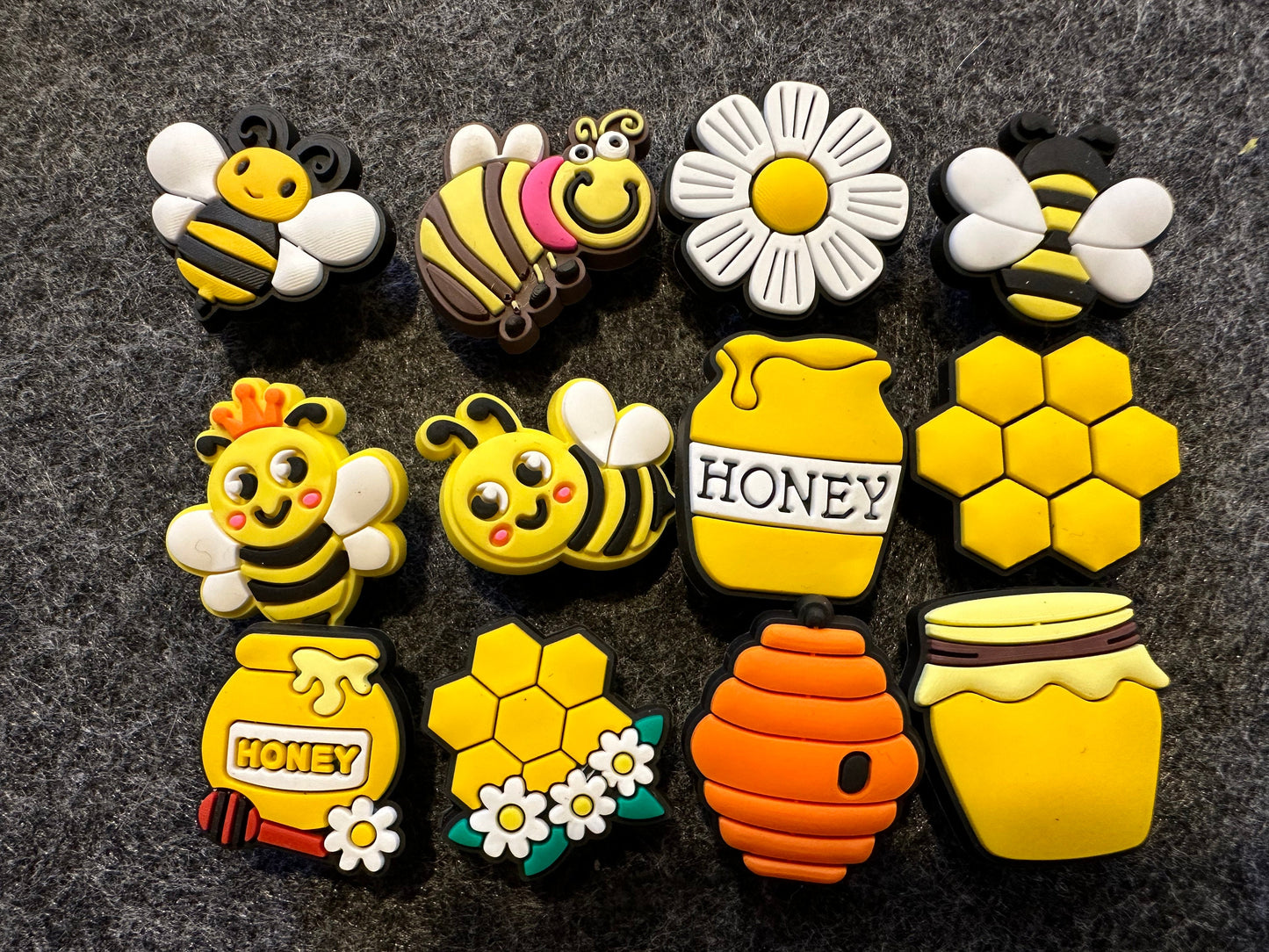 Honey Bee Happy Theme Les breloques pour chaussures fantaisie illuminent le visage souriant du soleil jaune et plus encore
