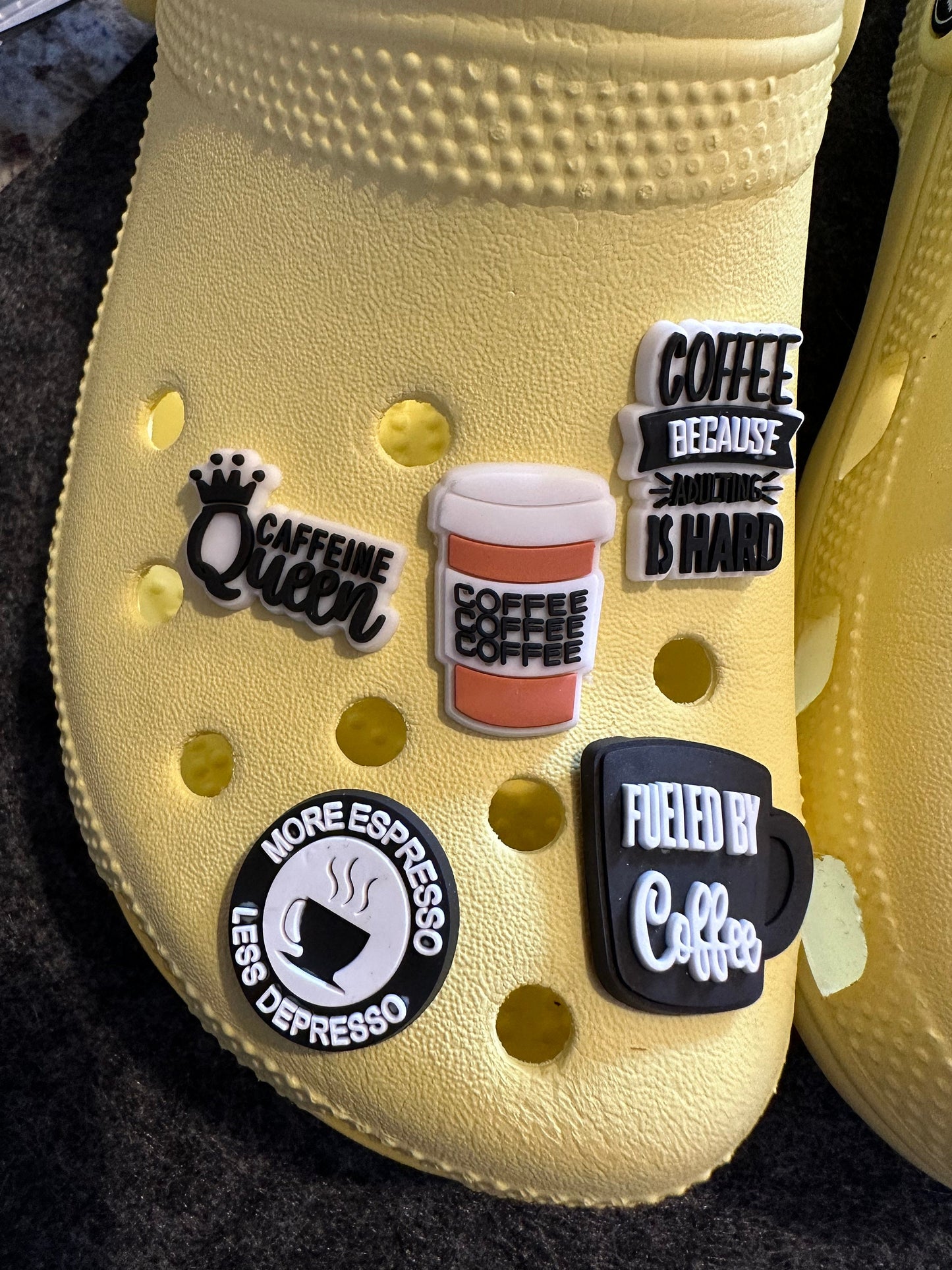 Amuletos de zapatos temáticos de café y amigos