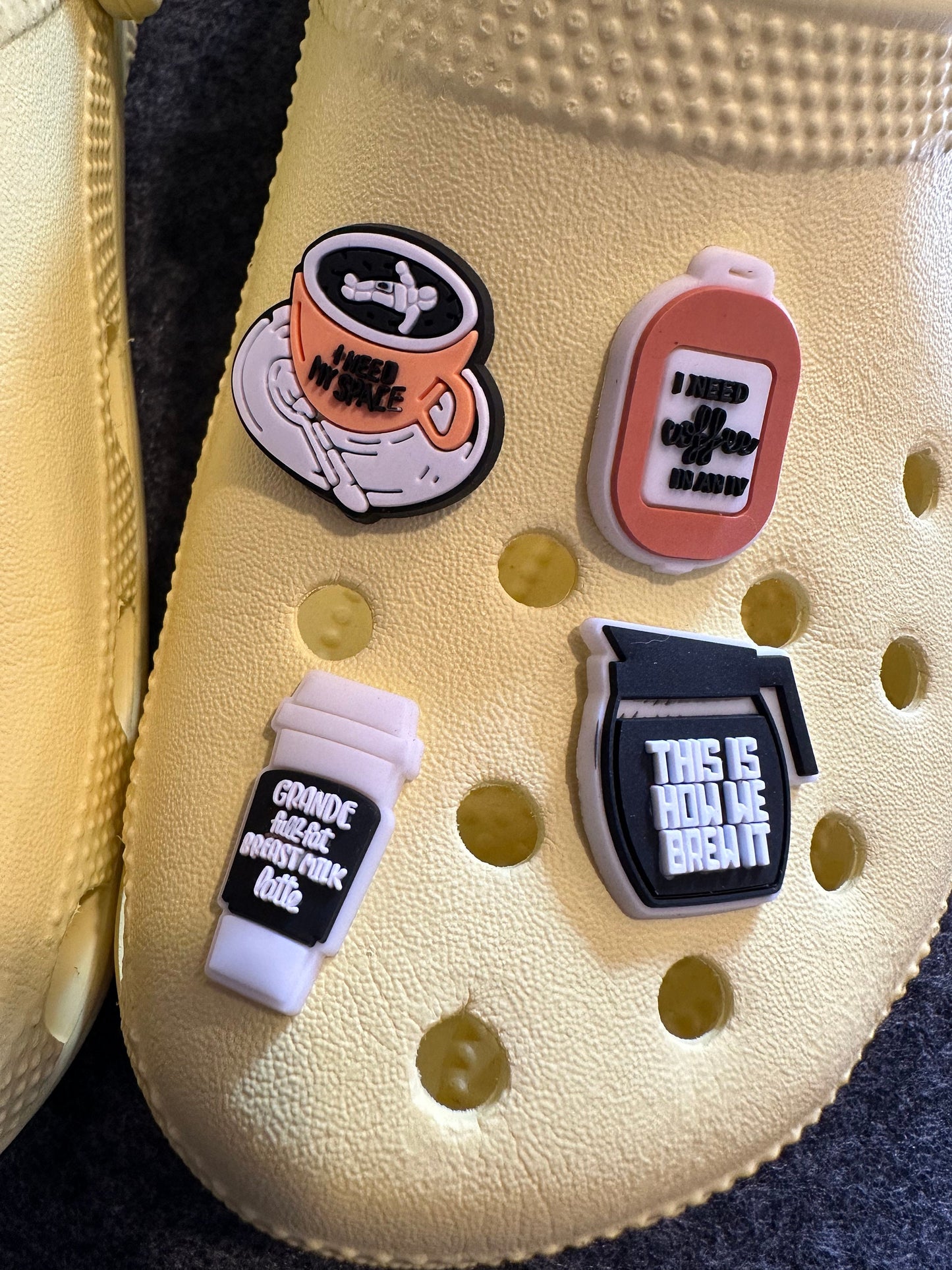 Amuletos de zapatos temáticos de café y amigos