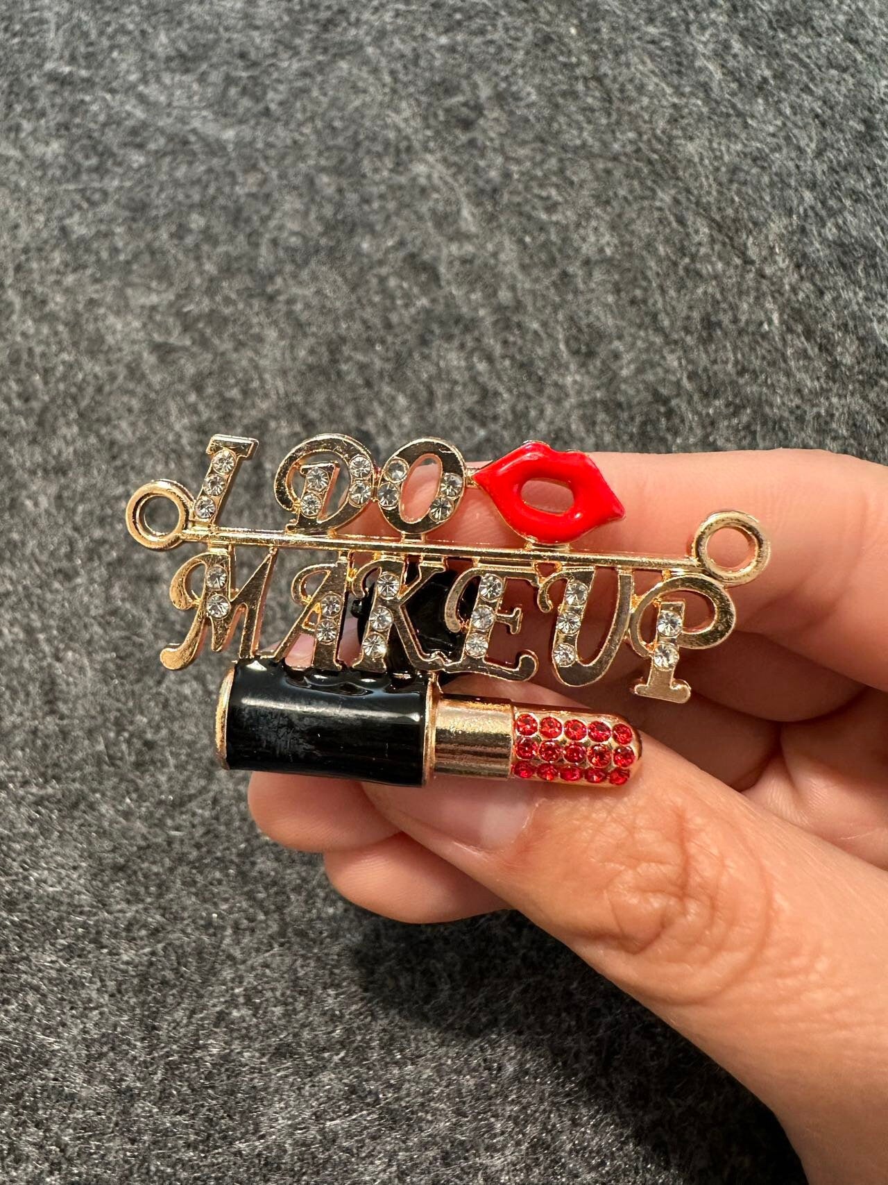 Gema de Metal, lazo de Margarita, perfume, corona, sonrisa, maquillaje, lápiz labial, cara feliz, tema único, zapatos Croc especiales, regalo del Día de San Valentín