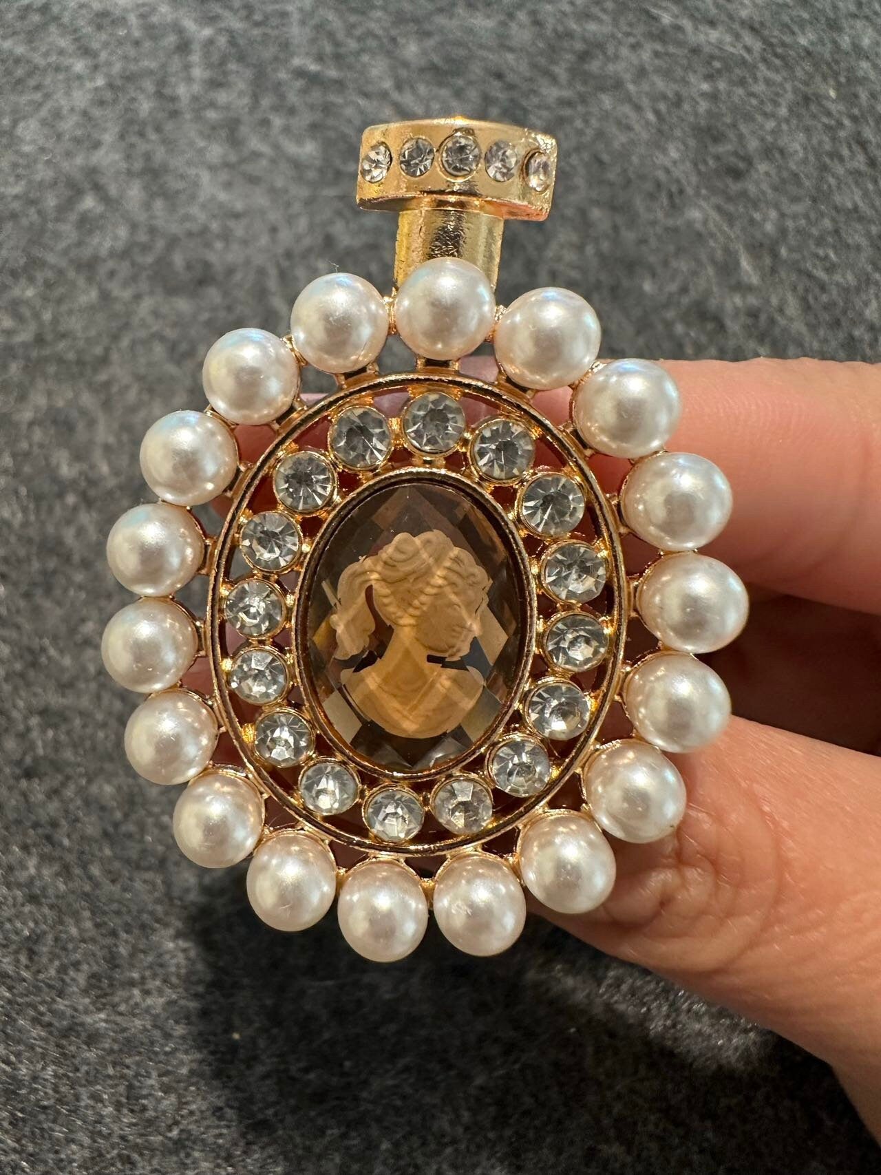 Gema de Metal, lazo de Margarita, perfume, corona, sonrisa, maquillaje, lápiz labial, cara feliz, tema único, zapatos Croc especiales, regalo del Día de San Valentín