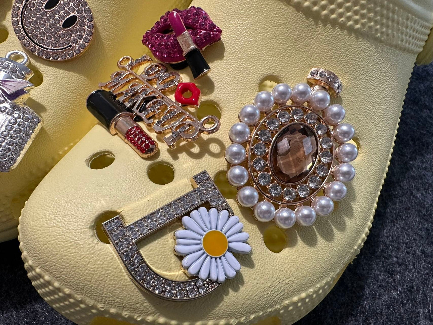Gema de Metal, lazo de Margarita, perfume, corona, sonrisa, maquillaje, lápiz labial, cara feliz, tema único, zapatos Croc especiales, regalo del Día de San Valentín
