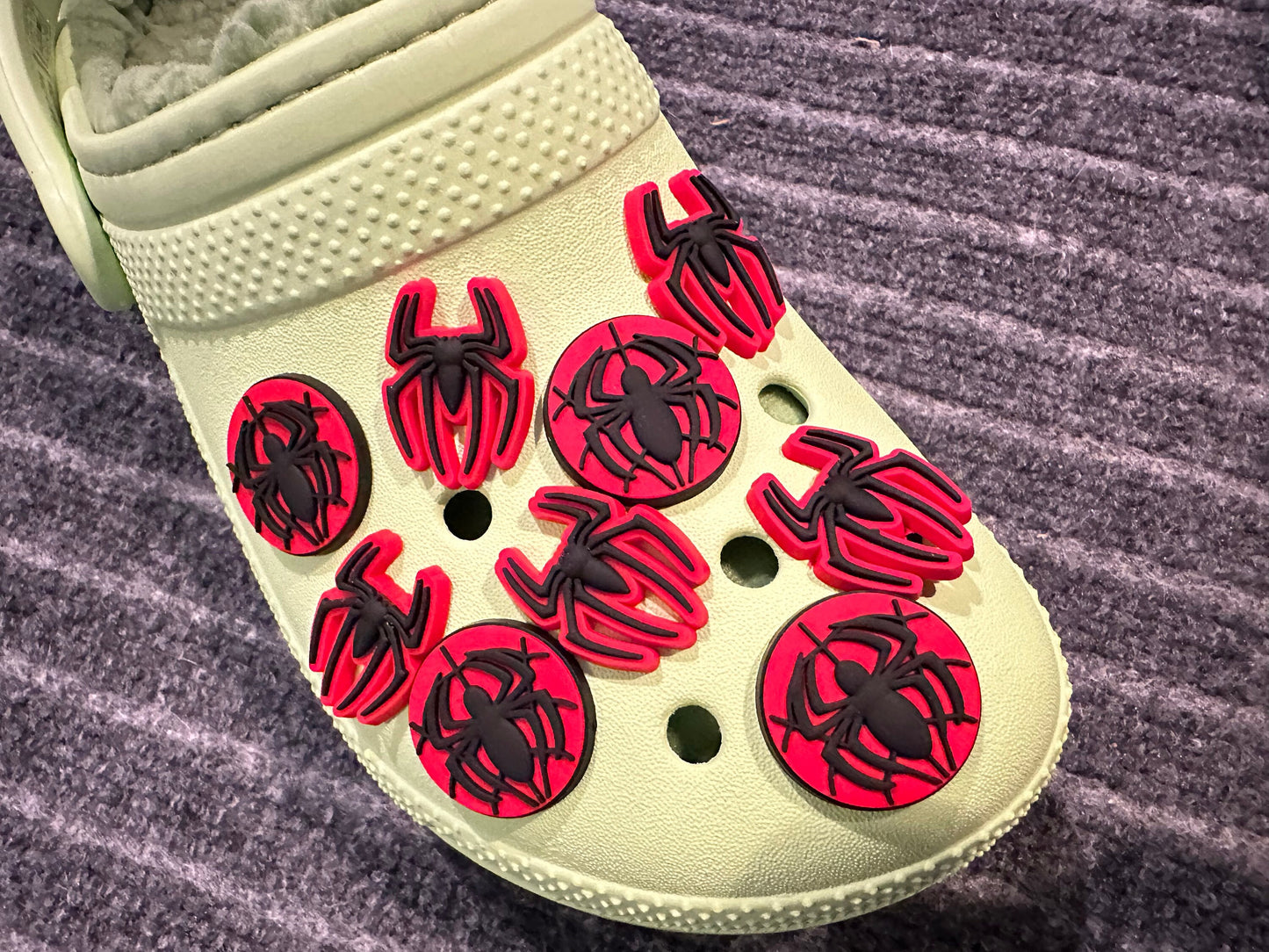 Charms para zapatos con diseño de araña en rojo y negro