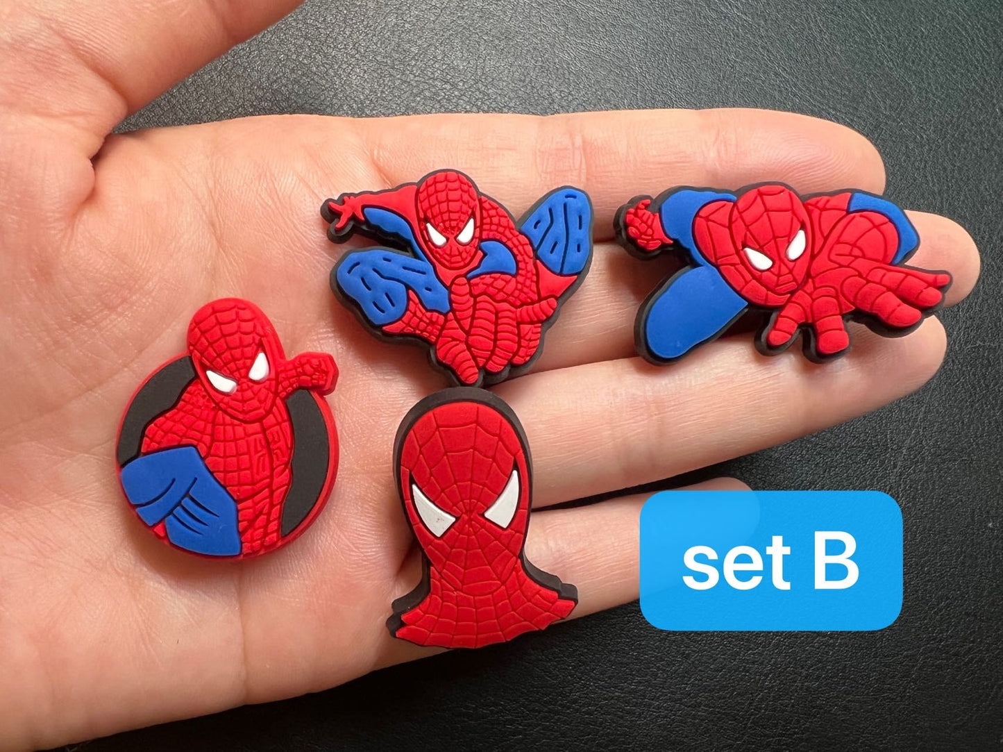 Charms para zapatos con diseño de araña en rojo y negro