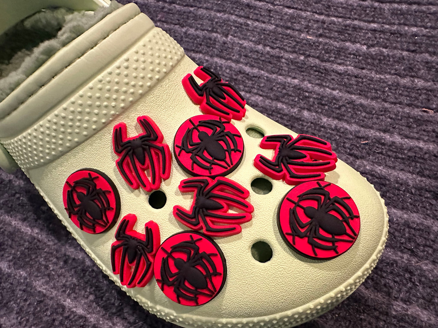 Charms para zapatos con diseño de araña en rojo y negro