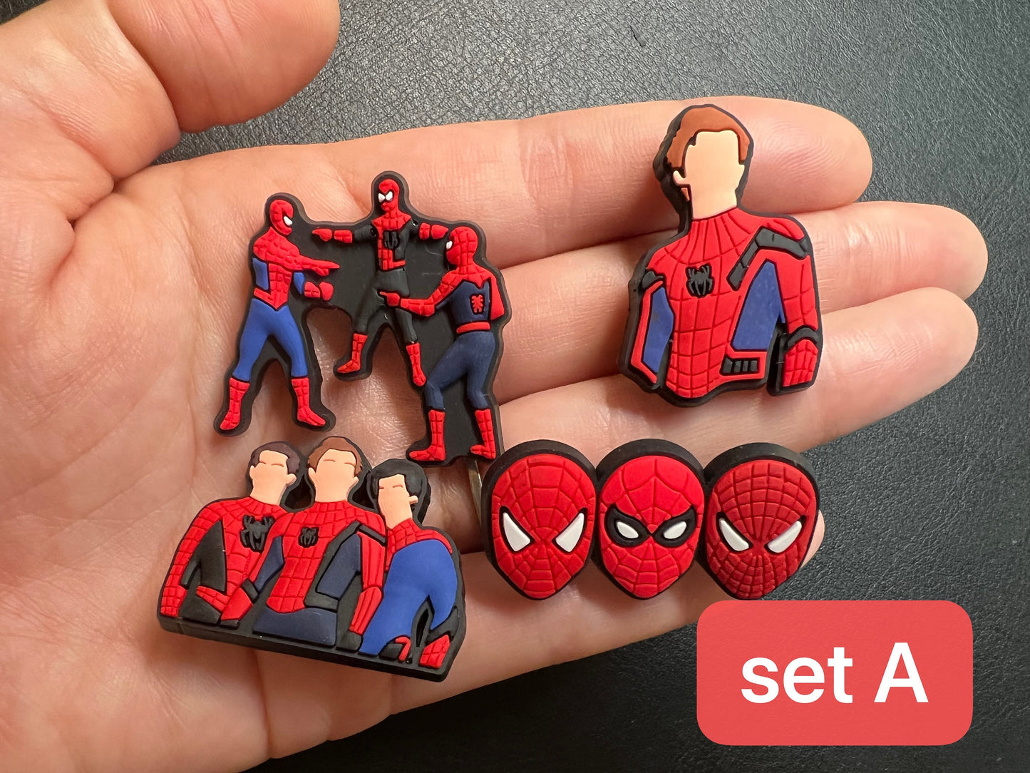 Charms para zapatos con diseño de araña en rojo y negro