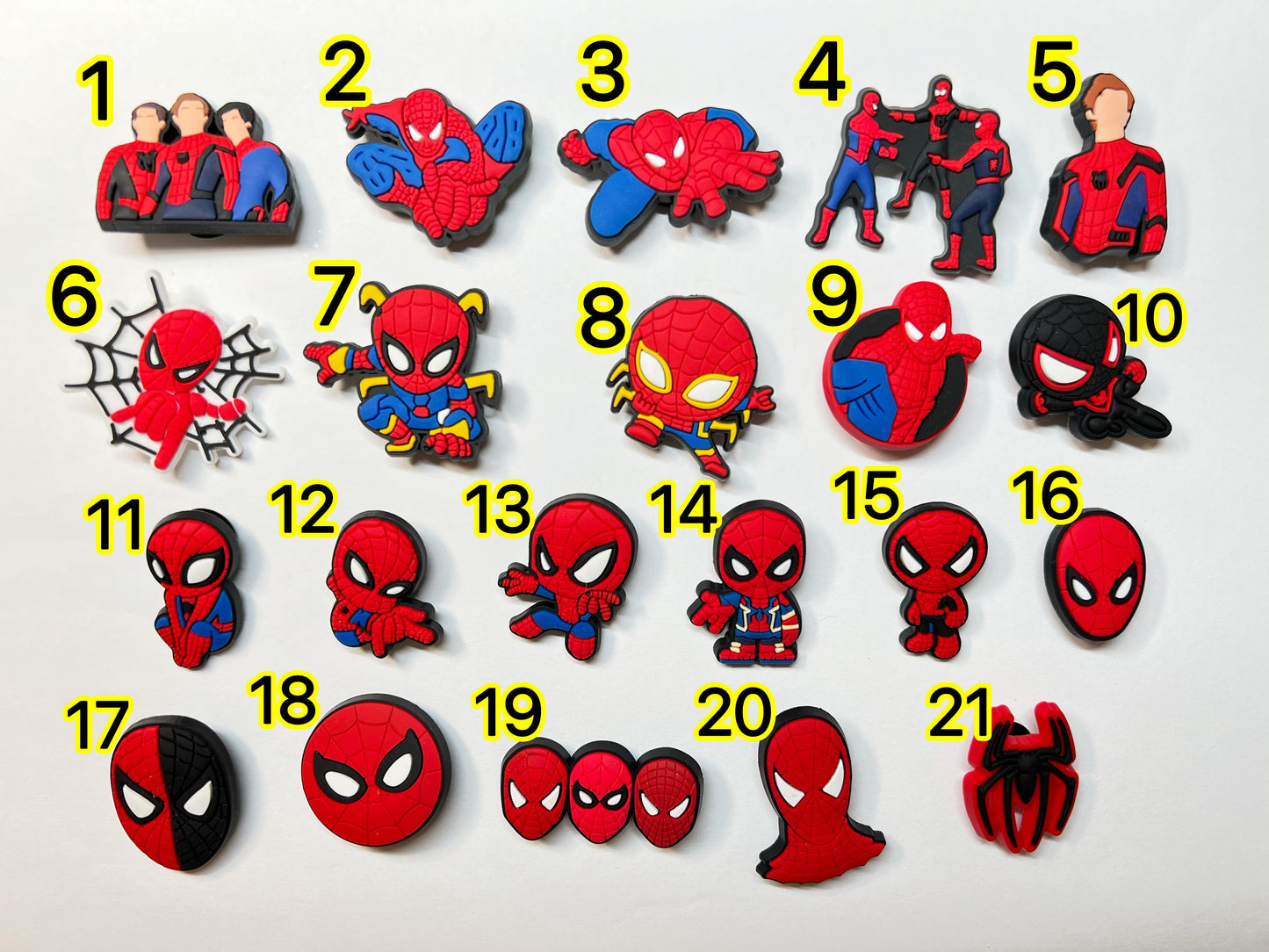 Charms para zapatos con diseño de araña en rojo y negro