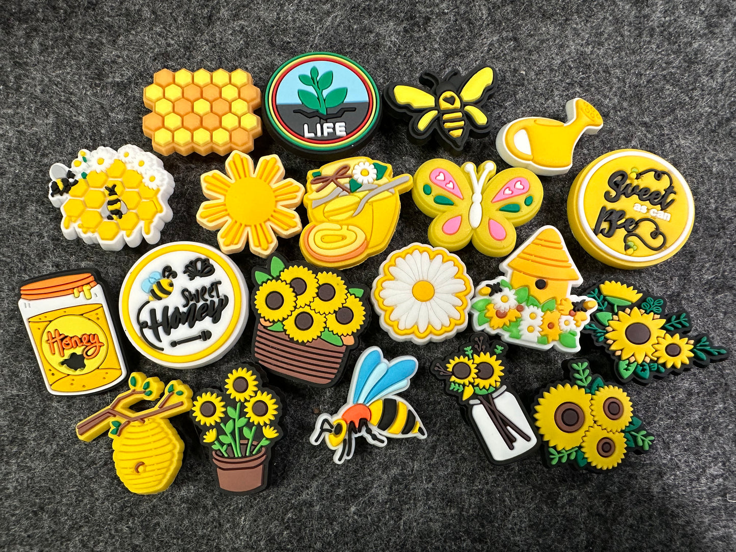 Honey Bee Happy Theme Los elegantes adornos para zapatos iluminan las mariposas de girasol amarillas y más