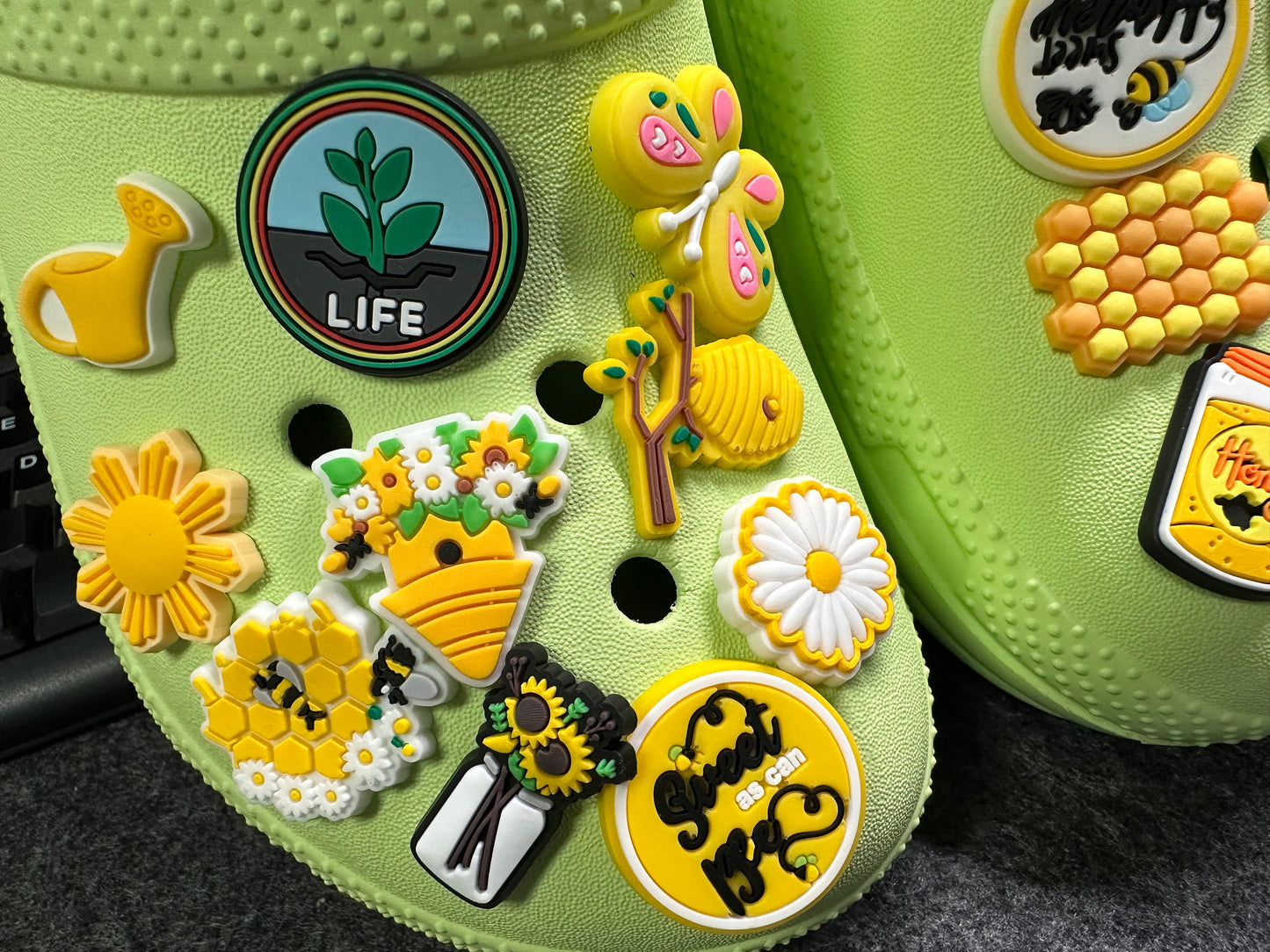 Honey Bee Happy Theme Los elegantes adornos para zapatos iluminan las mariposas de girasol amarillas y más