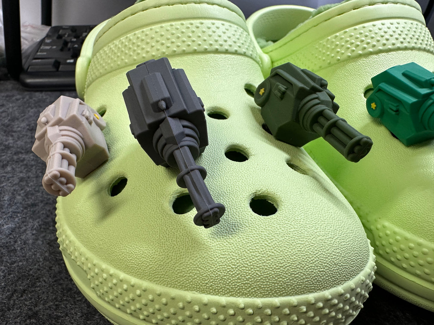 Les breloques de chaussures fantaisie sur le thème du réservoir 3D de grande taille peuvent également servir de porte-clés.