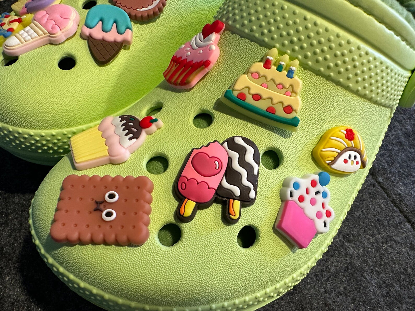 Délicieux plats de fête sucrés et autres breloques pour chaussures