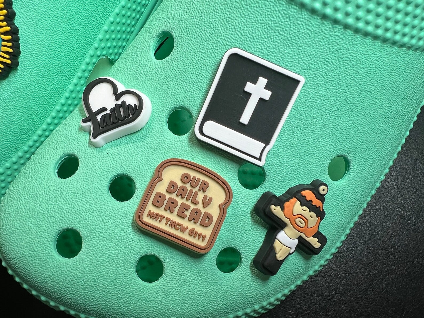 Jésus la Bible foi notre pain quotidien conception thème chaussures charmes meilleure qualité JuliesDecalDesign