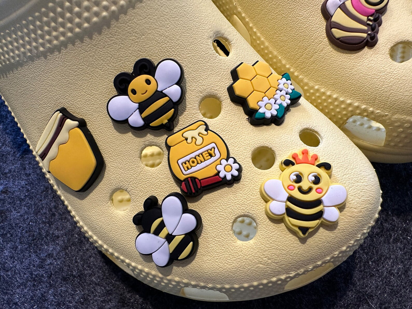 Honey Bee Happy Theme Los elegantes adornos para zapatos iluminan la cara sonriente del sol amarillo y más