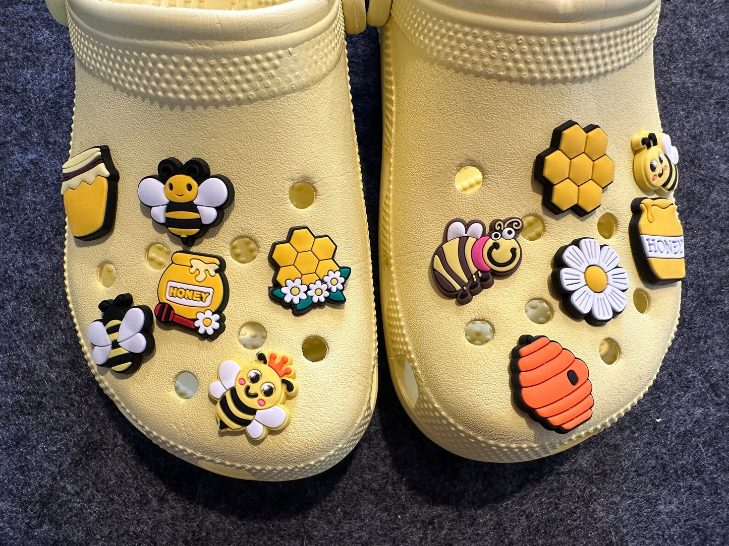 Honey Bee Happy Theme Les breloques pour chaussures fantaisie illuminent le visage souriant du soleil jaune et plus encore