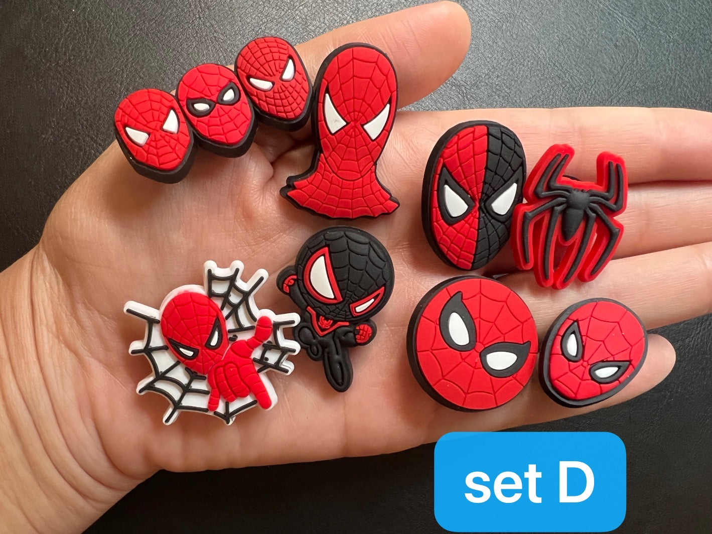 Charms para zapatos con diseño de araña en rojo y negro