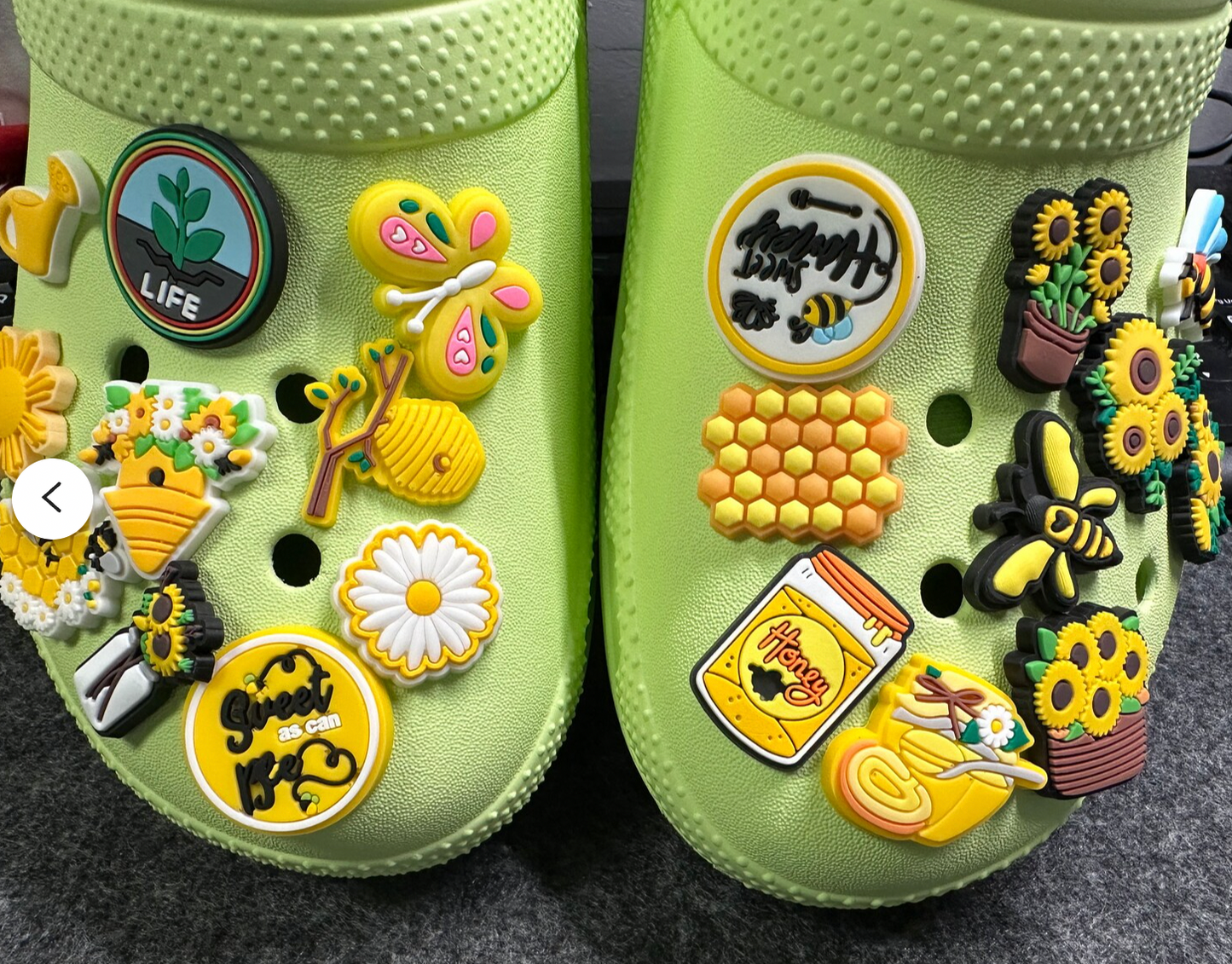 Honey Bee Happy Theme Los elegantes adornos para zapatos iluminan las mariposas de girasol amarillas y más