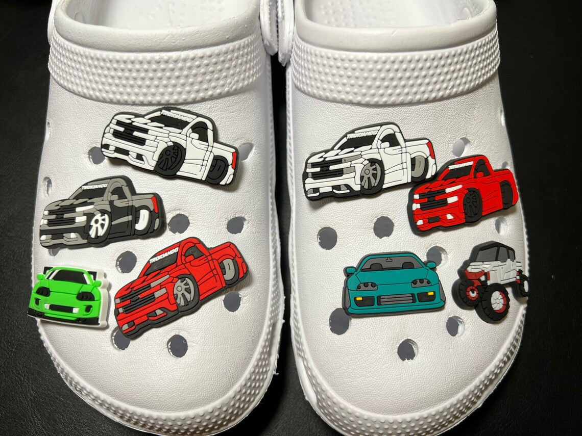 Coches, coches de carreras, camionetas, minivans y más adornos para zapatos.