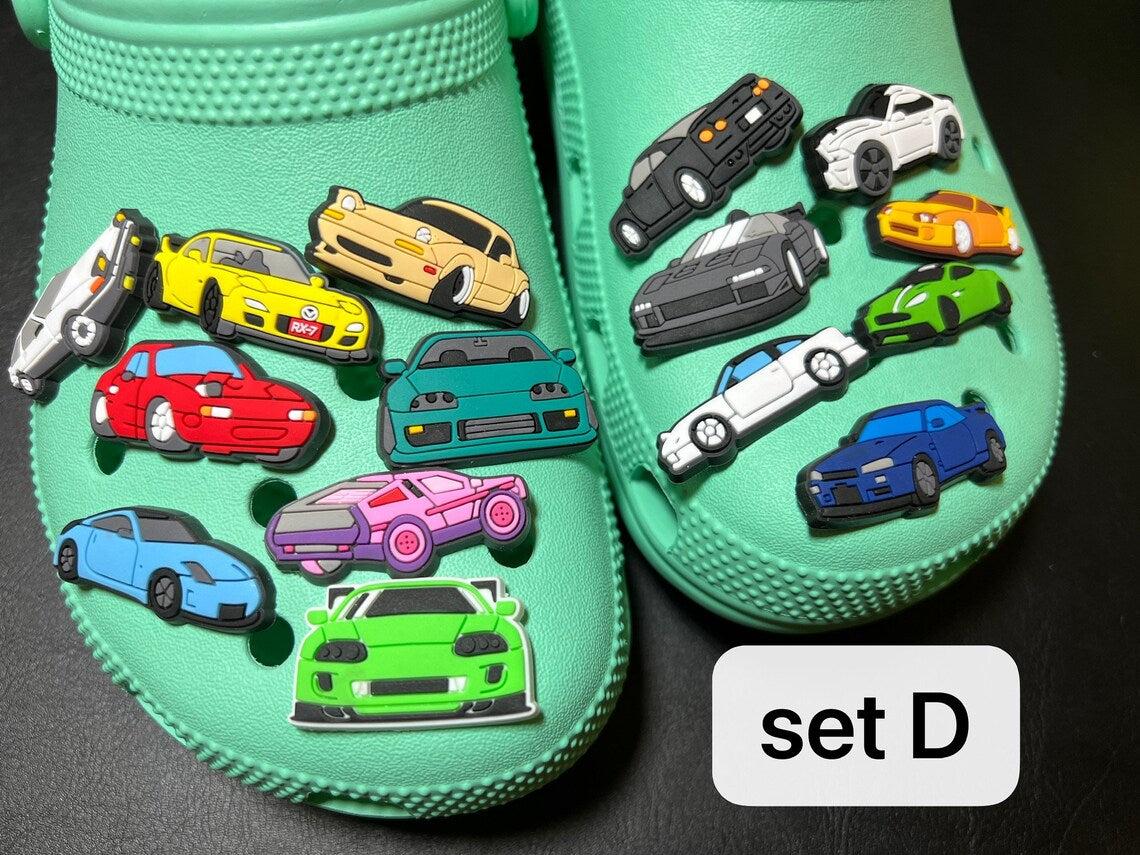 Coches, coches de carreras, camionetas, minivans y más adornos para zapatos.