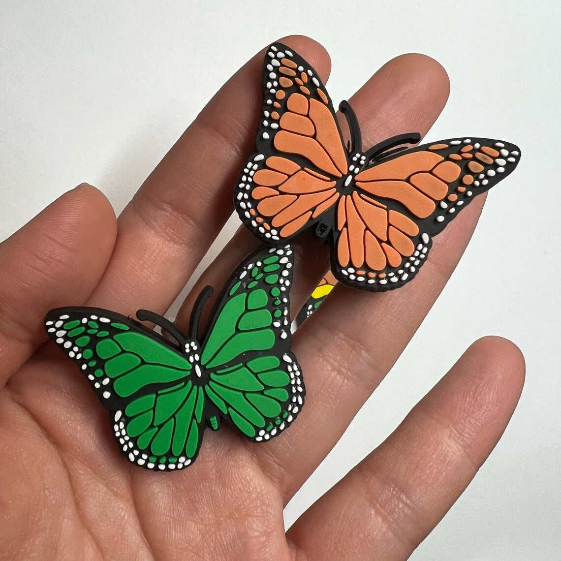 Encantos coloridos del zapato del tema del diseño de la mariposa Mejor calidad JuliesDecalDesign