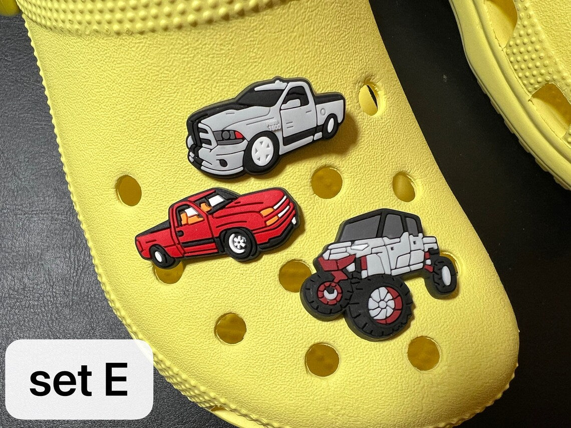 Coches, coches de carreras, camionetas, minivans y más adornos para zapatos.