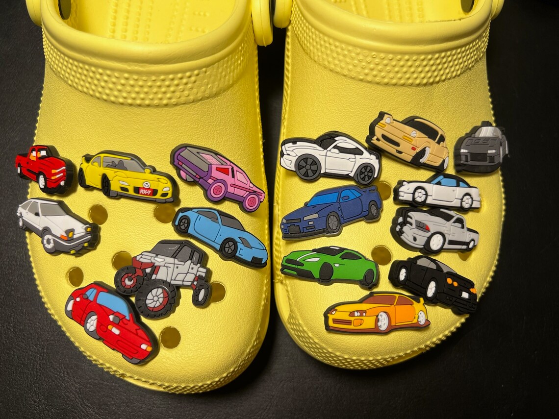 Coches, coches de carreras, camionetas, minivans y más adornos para zapatos.