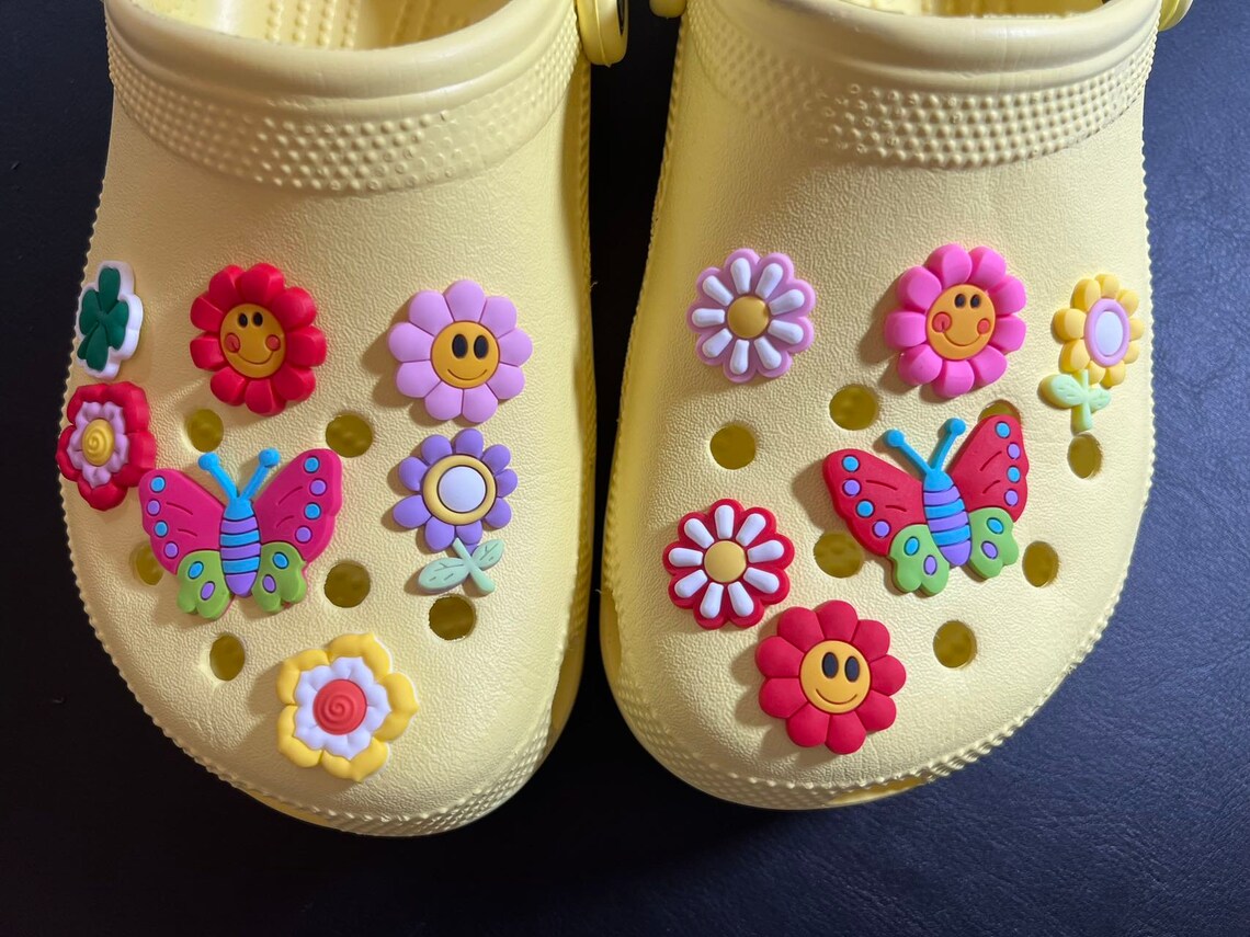 Tema de diseño de flores de colores diferentes tamaños Encantos de zapatos Mejor calidad JuliesDecalDesign