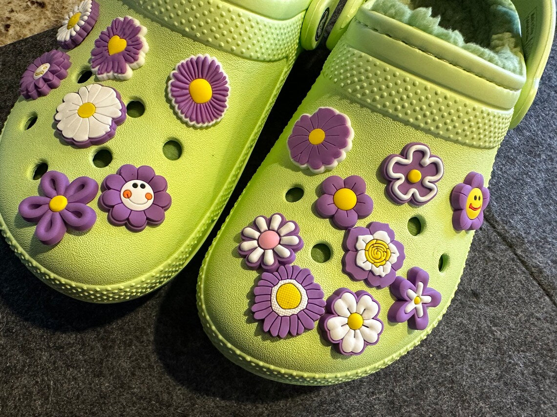 Charmes de chaussures à thème de conception de fleurs colorées JuliesDecalDesign violet et rose