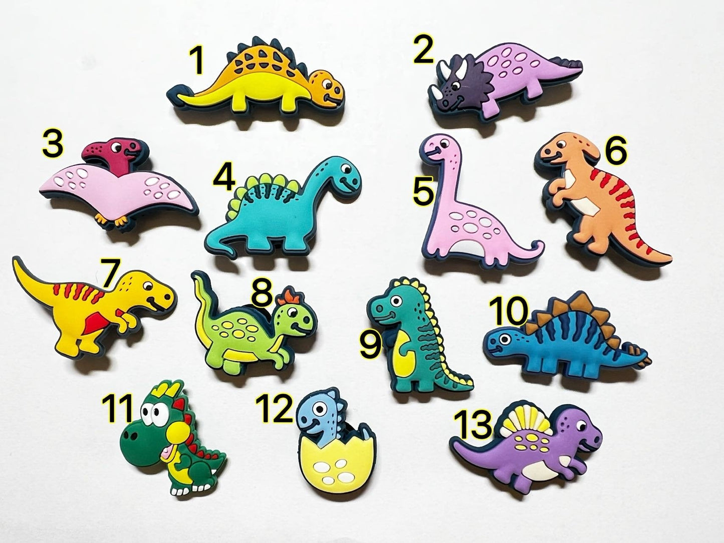 Dinosaurios de dibujos animados lindos positivos y más dijes para zapatos.