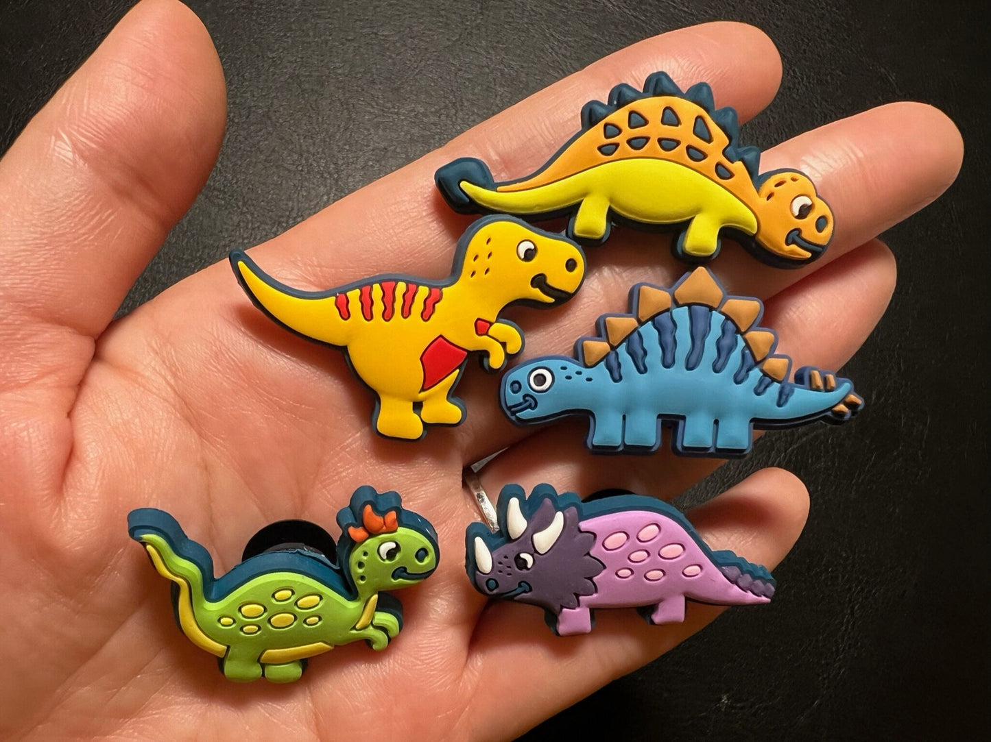 Dinosaurios de dibujos animados lindos positivos y más dijes para zapatos.