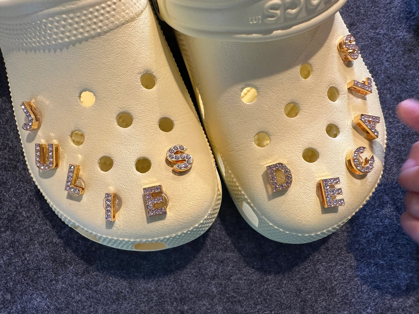 Bling Bling or métal Design Alphabet lettre chaussures charmes meilleure qualité or diamant chaussures charmes JuliesDecalDesign