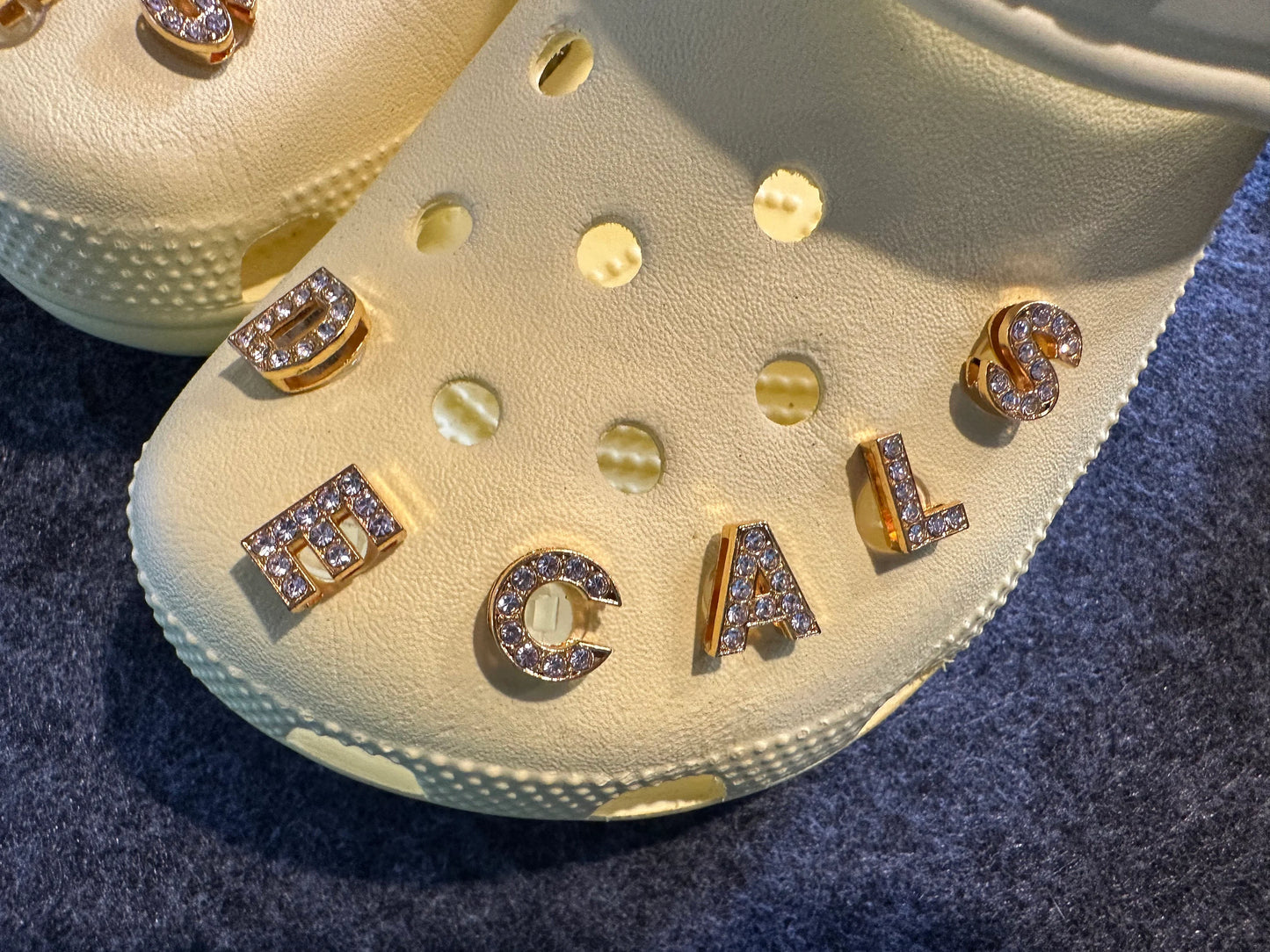 Bling Bling or métal Design Alphabet lettre chaussures charmes meilleure qualité or diamant chaussures charmes JuliesDecalDesign