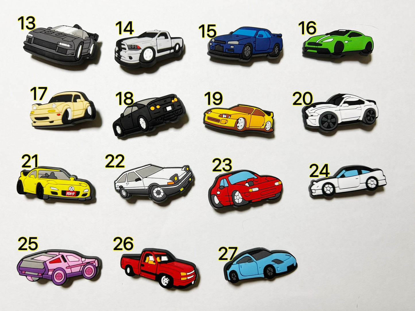 Voitures de course, camionnettes, mini-fourgonnettes et autres breloques pour chaussures.