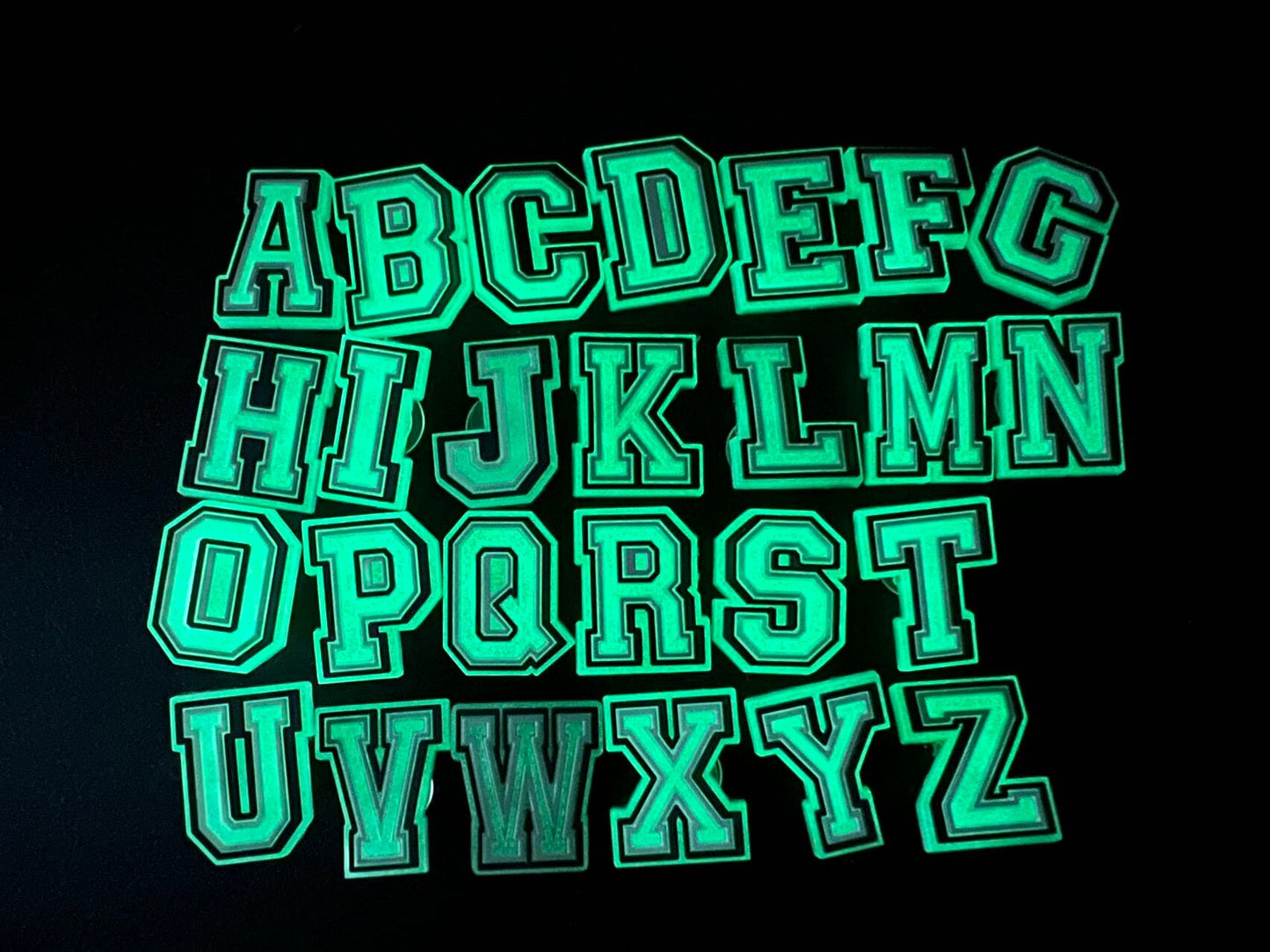 Diseño que brilla en la oscuridad, dijes para zapatos con letras del alfabeto para niños, la mejor calidad JuliesDecalDesign