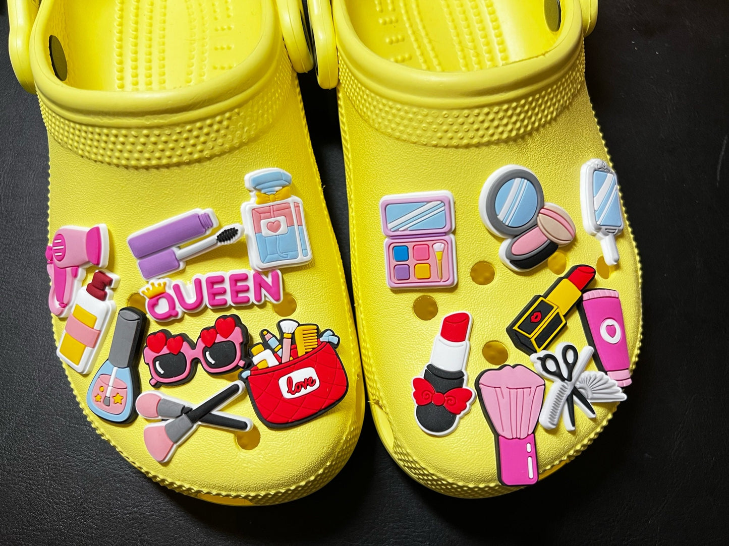 Cosméticos, maquillajes, peinados, cortes de pelo, adornos para zapatos de salón.