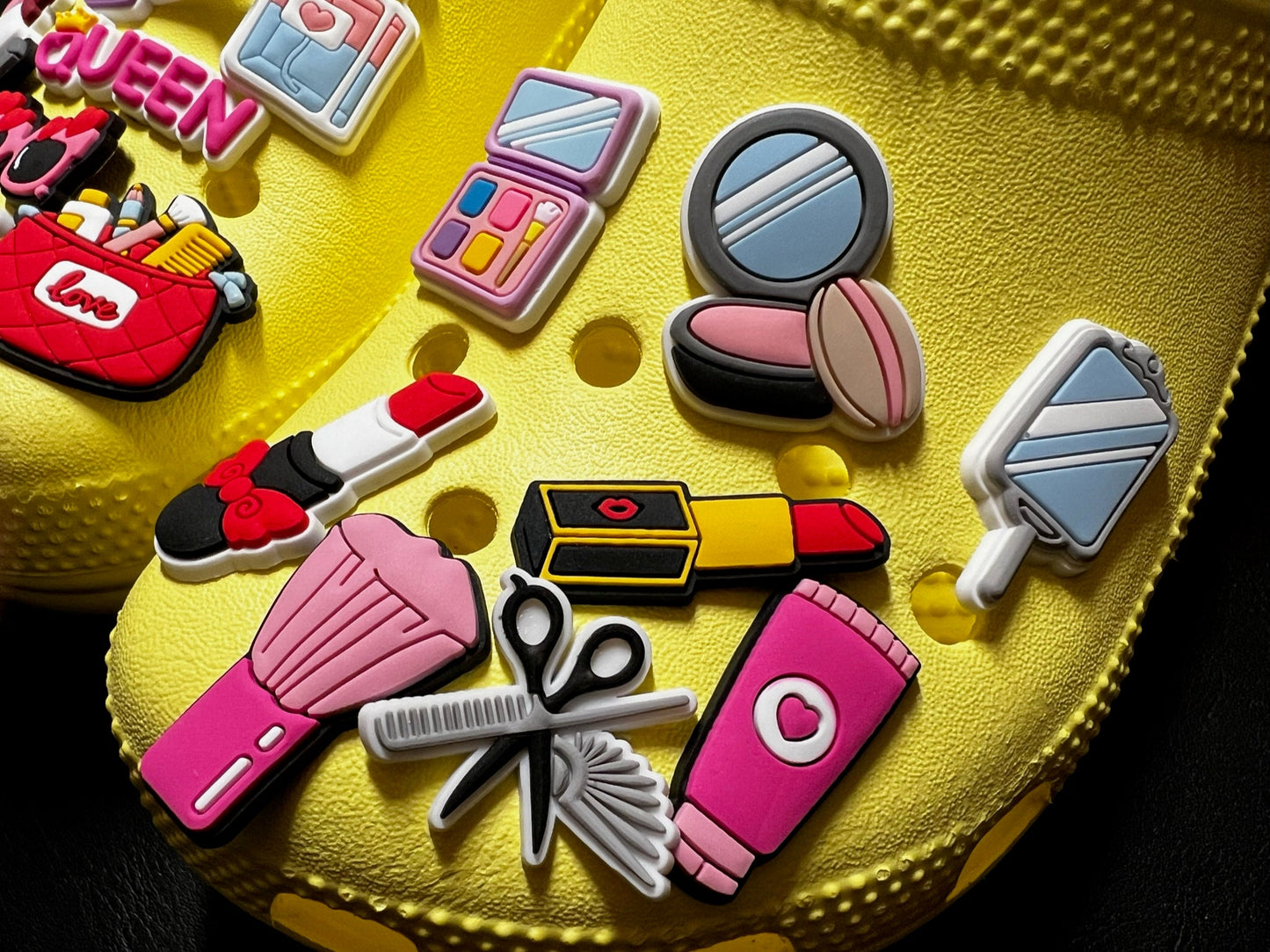 Cosméticos, maquillajes, peinados, cortes de pelo, adornos para zapatos de salón.