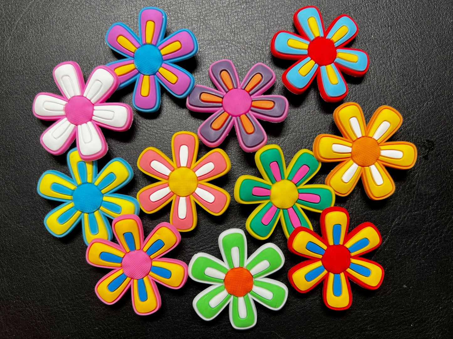 Tema de diseño de flores de colores diferentes tamaños Encantos de zapatos Mejor calidad JuliesDecalDesign