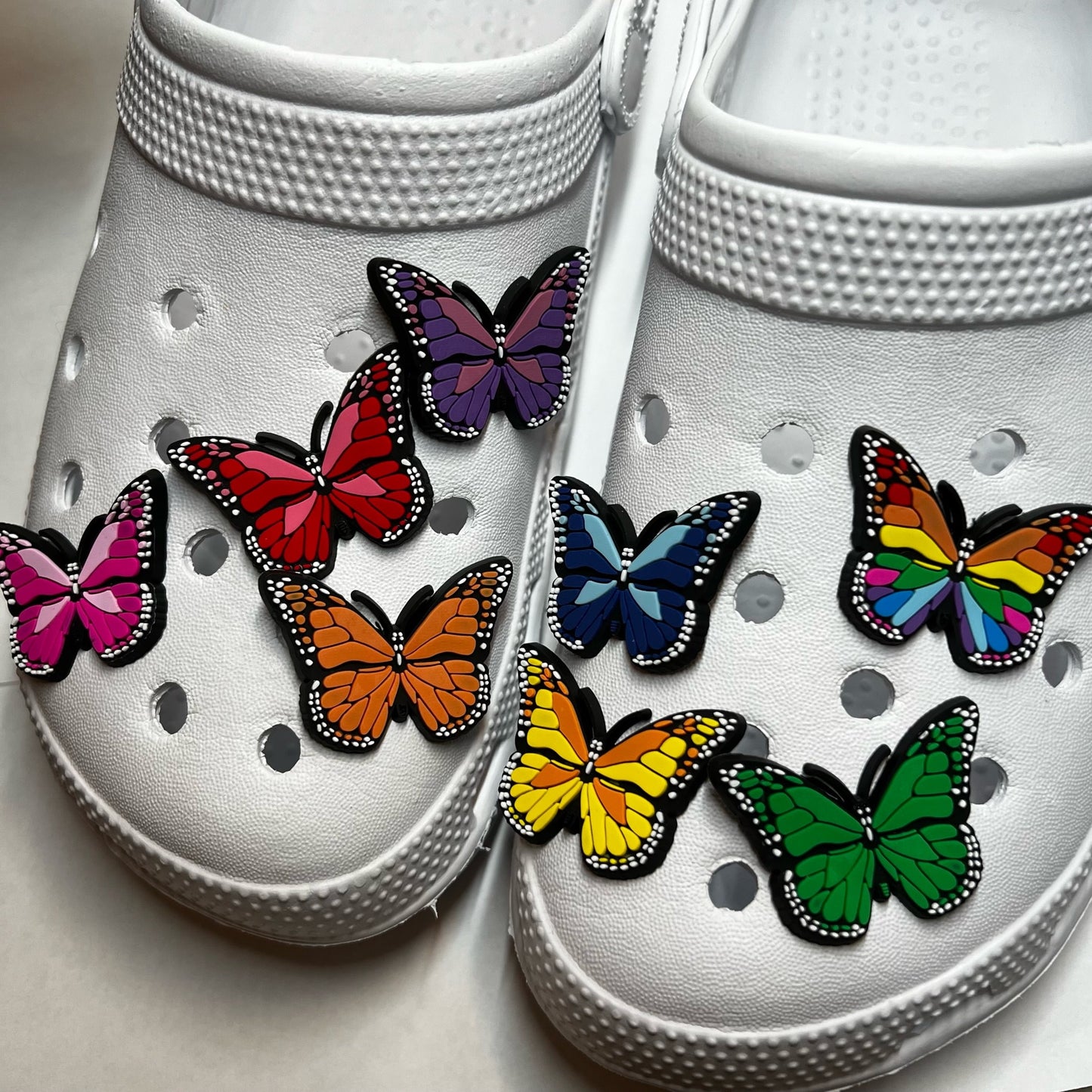 Charms para zapatos con diseño de mariposas coloridas en diferentes tamaños