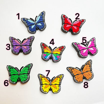 Charms para zapatos con diseño de mariposas coloridas en diferentes tamaños