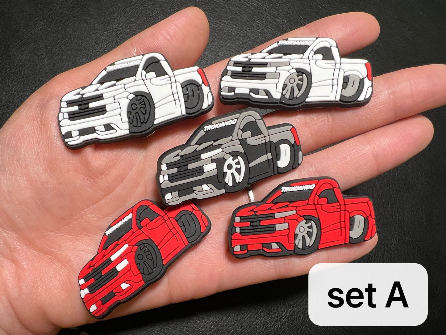 Voitures de course, camionnettes, mini-fourgonnettes et autres breloques pour chaussures.