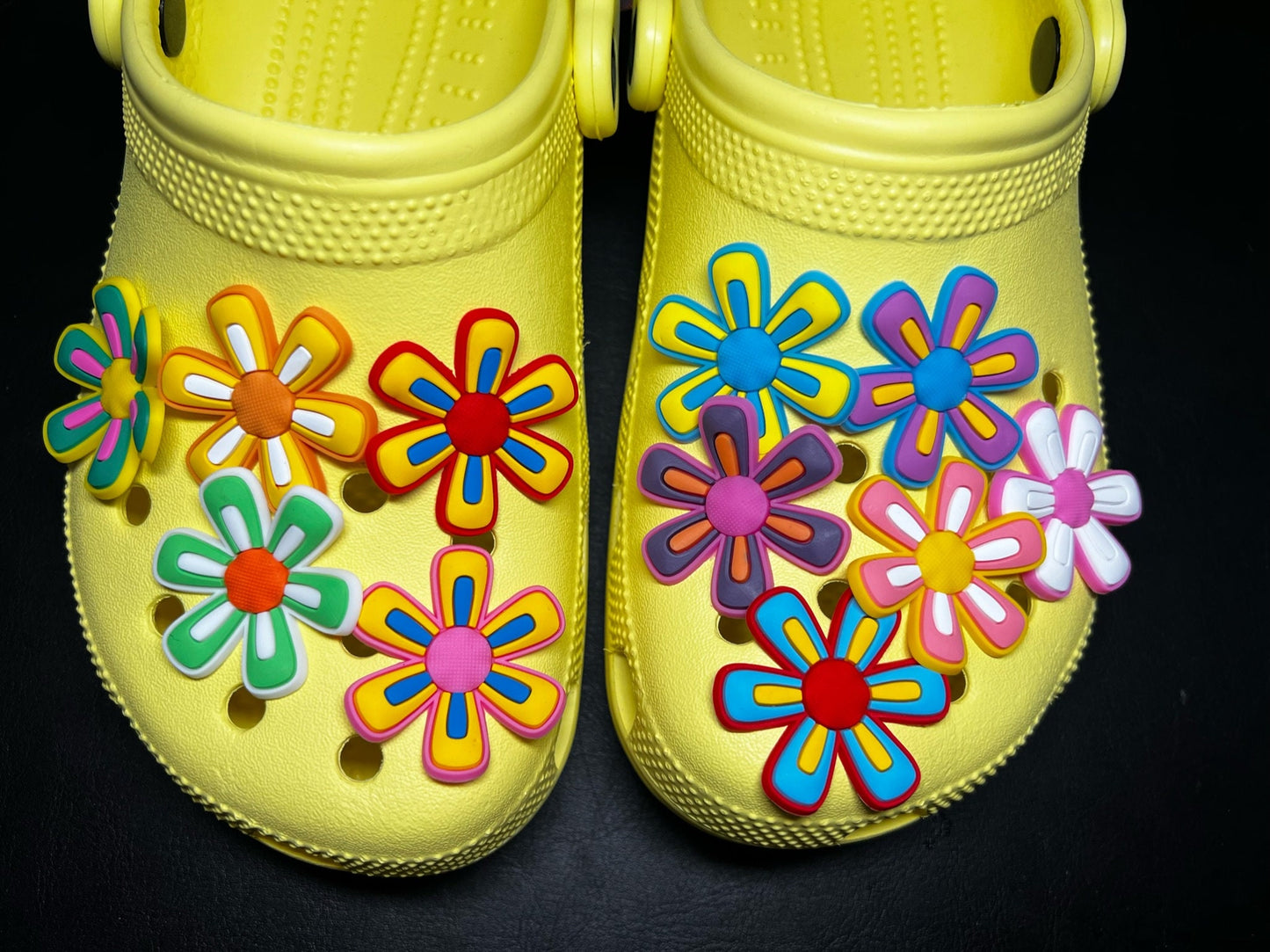 Tema de diseño de flores de colores diferentes tamaños Encantos de zapatos Mejor calidad JuliesDecalDesign