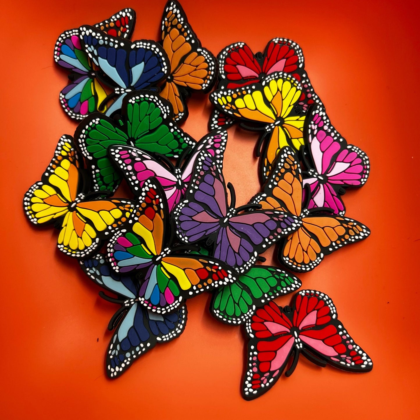 Encantos coloridos del zapato del tema del diseño de la mariposa Mejor calidad JuliesDecalDesign