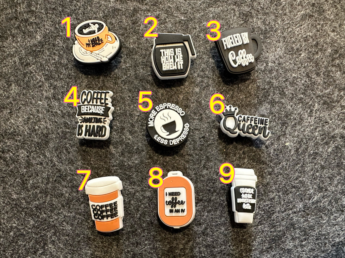 Amuletos de zapatos temáticos de café y amigos